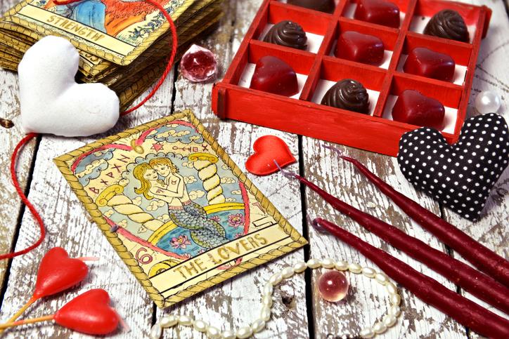 El Tarot del Amor: Una Mirada Profunda a las Cartas del Corazón